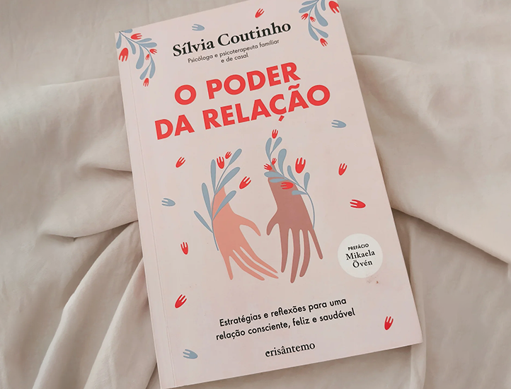 Capa do livro 'O Poder da Relação', com fundo branco, ilustrações de mãos entrelaçadas e folhas em rosa e azul, título em letras vermelhas, e subtítulo sobre estratégias para uma relação consciente, feliz e saudável.